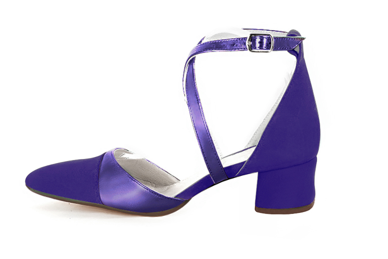 Violet purple women's open side shoes, with crossed straps. Tapered toe. Low flare heels. Profile view - Florence KOOIJMAN